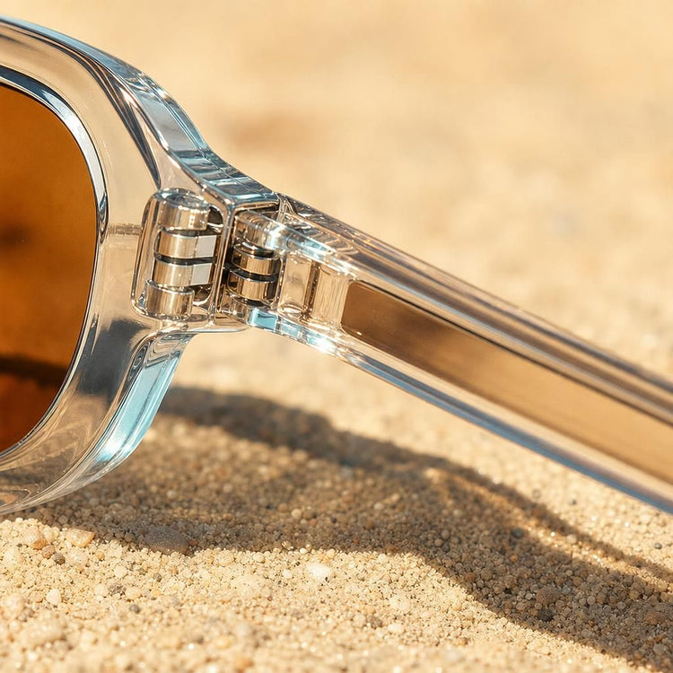 Detalle de la varilla y la bisagra de las gafas de sol
